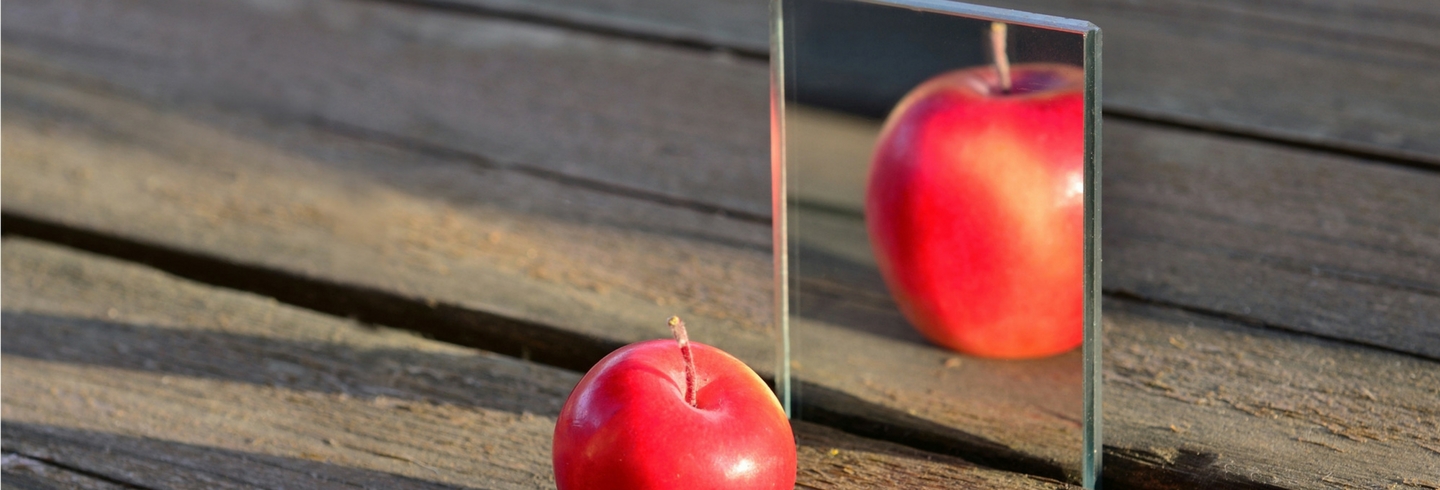 Apple reflection_1440x490